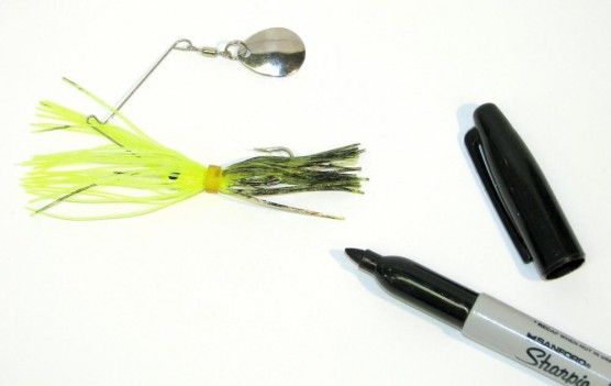 Coloring a spinnerbait skirt with a marker