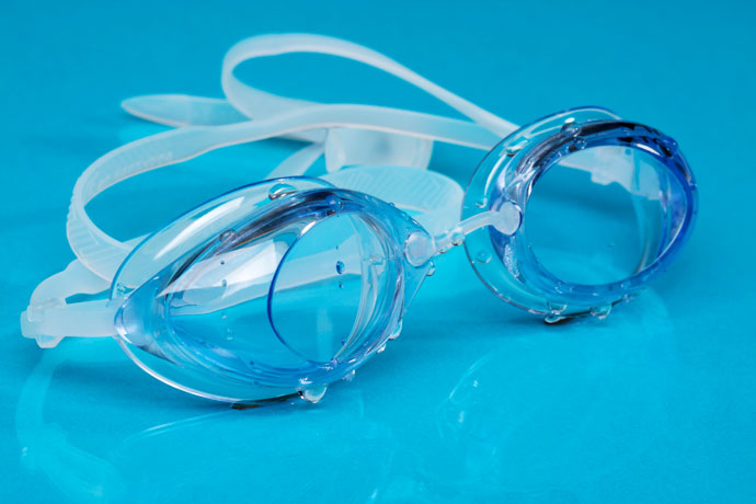 Swimming goggles